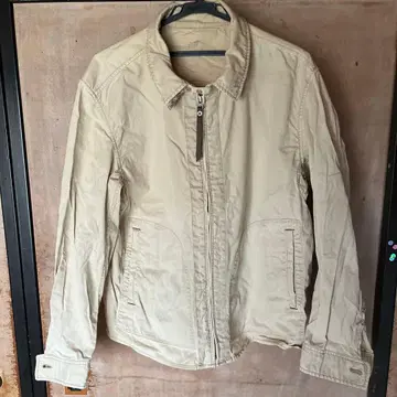 베이지 지퍼 달린 자켓 구제 의류