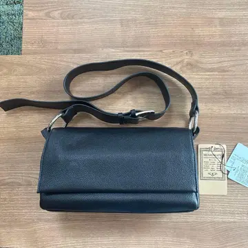 BEARDSLEY 블랙 가죽 바디백