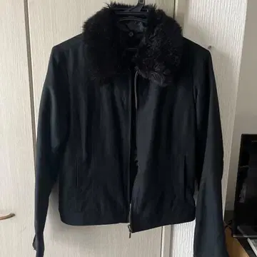 블랙 퍼(fur) 부착 테일러드 자켓