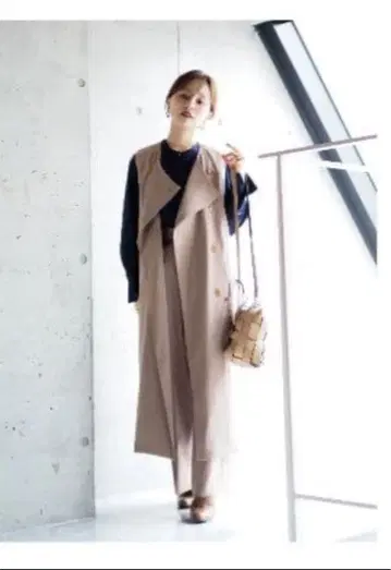 베이지 슬리브리스 트렌치코트