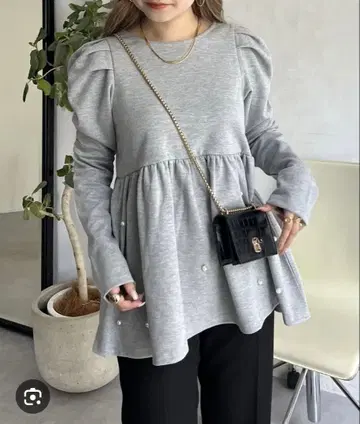 소매 볼륨 랜덤 펄 페플럼 상의 / 프로즈베일 / 시착만 한 상품