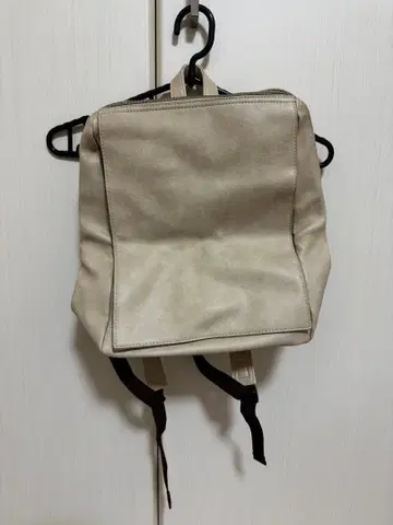 베이지 심플 백팩