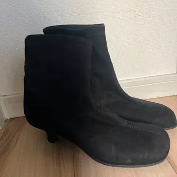 블랙 스웨이드 중간 힐 부츠