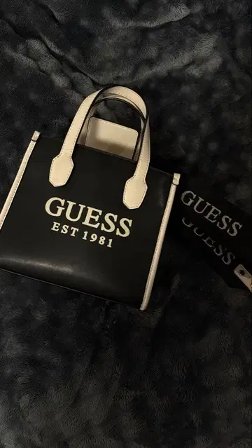 GUESS 숄더백 블랙/화이트
