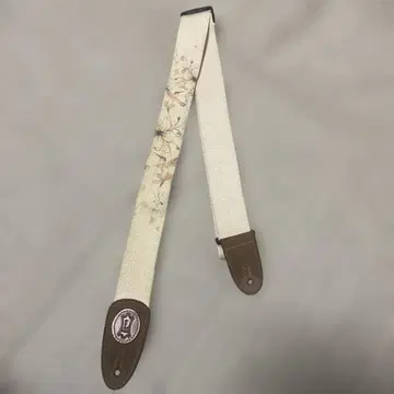 꽃무늬 디자인 스트랩 아이보리