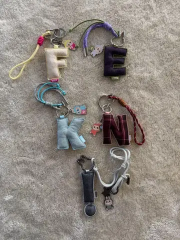 POPMART THE MONSTERS PIN FOR LOVE 펜던트