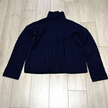 새상품급 띠어리 울 100% 케이블 짜임 하이넥 니트 네이비