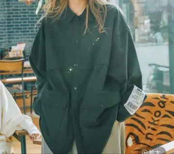 티라 절개 백 셔츠 차콜 니코앤드