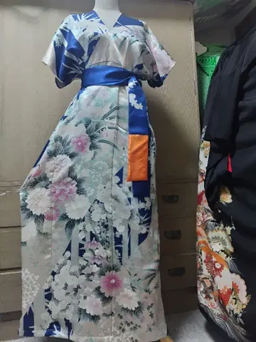 후리소데 실크 스톨 포함 리메이크 원피스입니다.