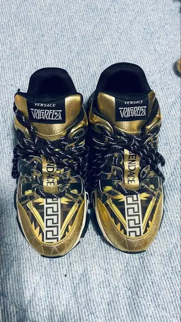 새상품 스니커즈