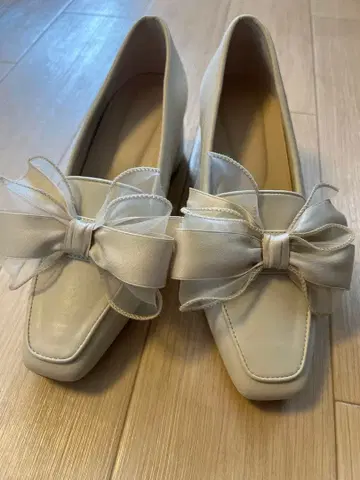 RANDA 리본 포함 화이트 펌프스 사이즈 S