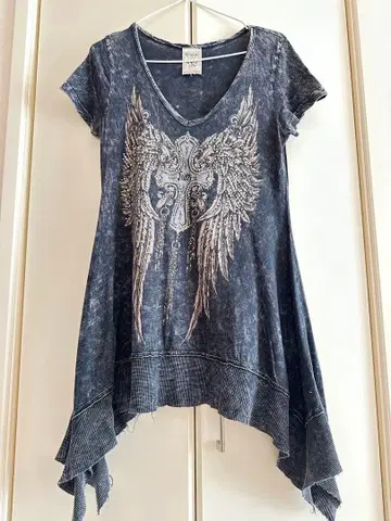 하라주쿠 구제샵 구매 다크 그레이 V넥 T셔츠 날개와 십자가 디자인