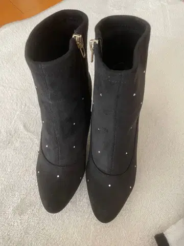 새상품급 비쥬 부착 블랙 스웨이드 숏부츠 37