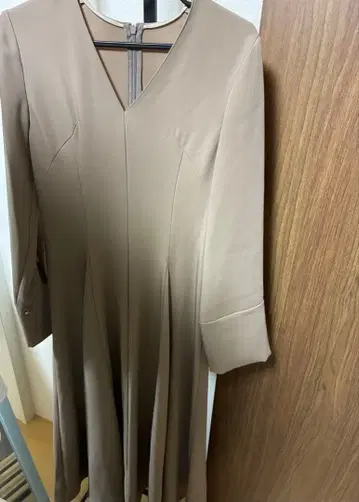 FRAY I.D 베이지 V넥 원피스