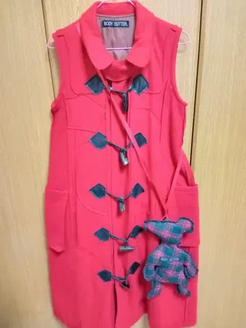 바디 버터 빨간색 민소매 더플 코트 테디 포함