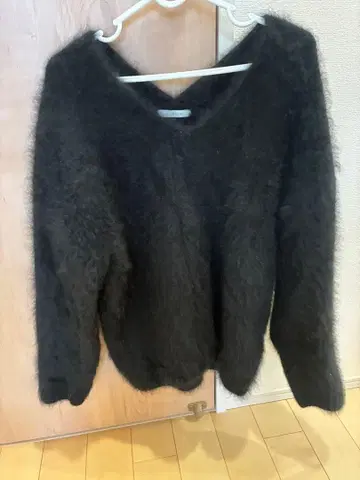 Pluie de Charmes 블랙 V넥 스웨터