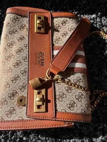 GUESS 숄더백 베이지/브라운