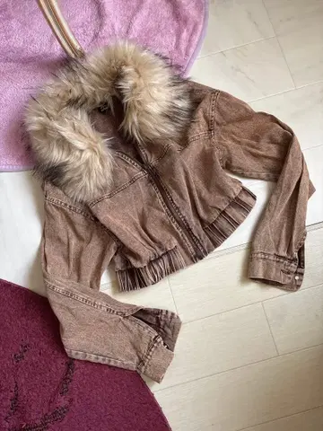 브라운 퍼가 달린 데님 자켓