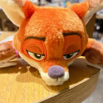 어깨 위 봉제 인형 닉 주토피아