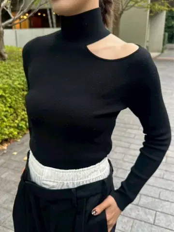 Cygne 원 숄더 오픈 니트 elle