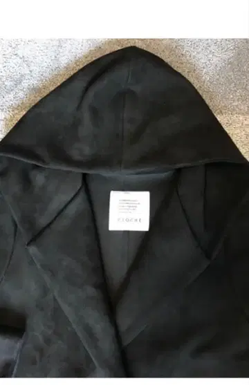 CLOCHE 후드 부착 블랙 스웨이드풍 롱 코트