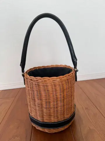 등나무 원통형 바스켓백 (브라운 x 블랙)