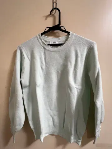 a.v.v 펄 트리밍 넥 니트 풀오버