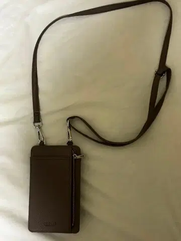 브라운 스마트폰 숄더백