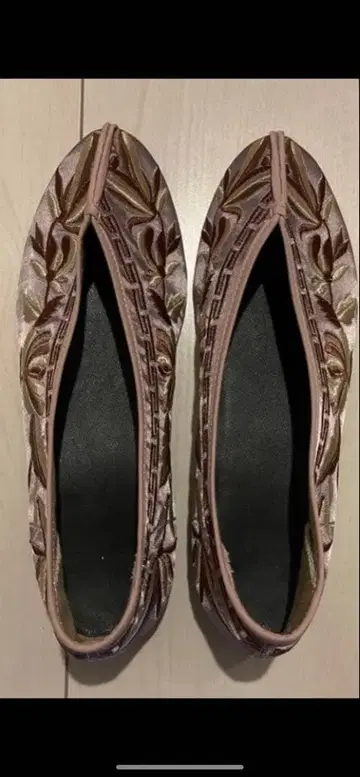 장식적인 무늬의 핑크 계열 플랫슈즈 35