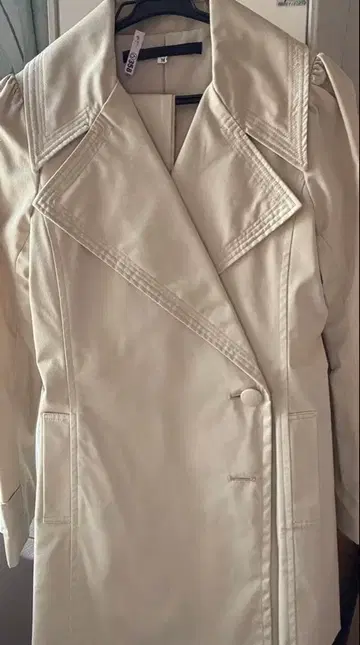 크림색 M 더블 브레스트 트렌치코트