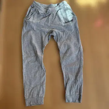 그레이 조거 팬츠 로고 자수 포함