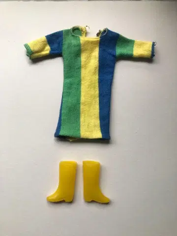 바비 옷 갈아입기 의류와 옐로우 컬러 부츠 세트