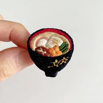 오조니 손 자수 브로치