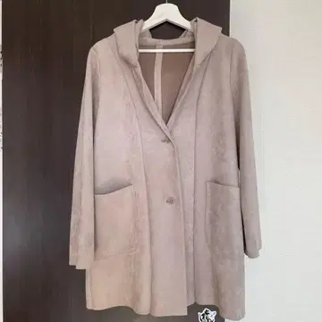 후드 부착 베이지 롱 코트