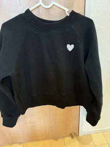 NOSTALGIA 블랙 하트 자수 맨투맨