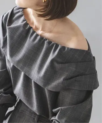 새상품 택 완판 noble 숄더 랩 디자인 블라우스 오프숄더 울