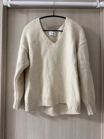 CLANE 아이보리 V넥 스웨터