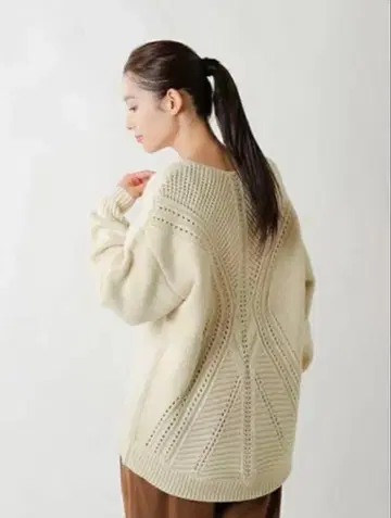 CLANE 아이보리 V넥 스웨터