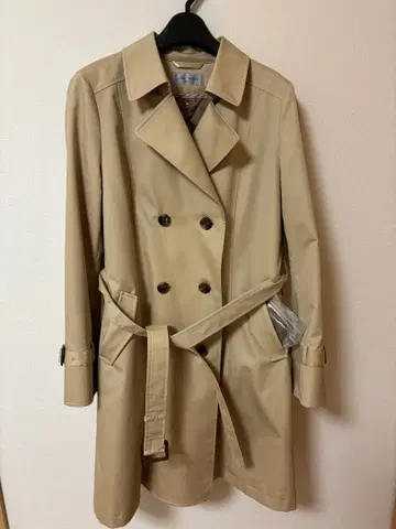 베이지 더블 브레스트 트렌치코트