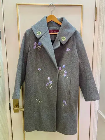 꽃무늬 자수 그레이 울 코트