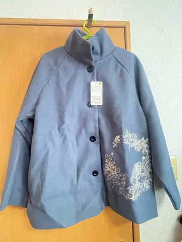 그레이 꽃무늬 자수 하이넥 자켓