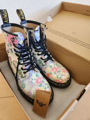 닥터 마틴 꽃무늬 부츠
