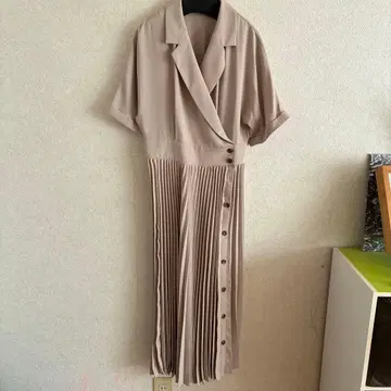 베이지 반팔 워셔블 플리츠 원피스