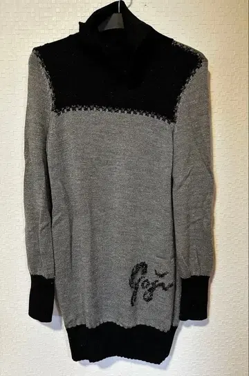 터틀넥 니트 스웨터 그레이와 블랙