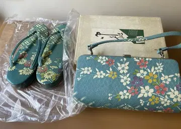 파란색 꽃무늬 일본 의류용 가방과 조리 세트