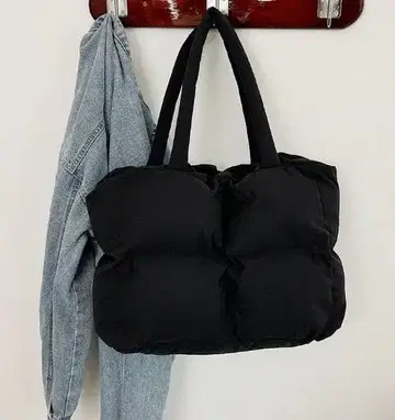 쿠션성 있는 블랙 숄더백