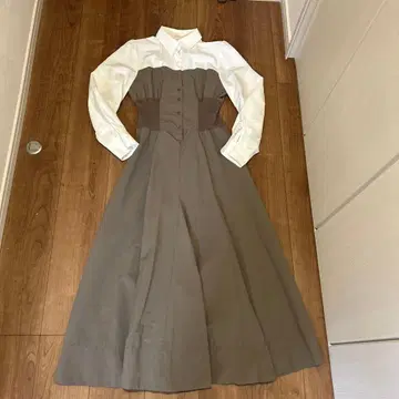 앙데팡당 허리 리브 절개 긴팔 셔츠 원피스 브라운