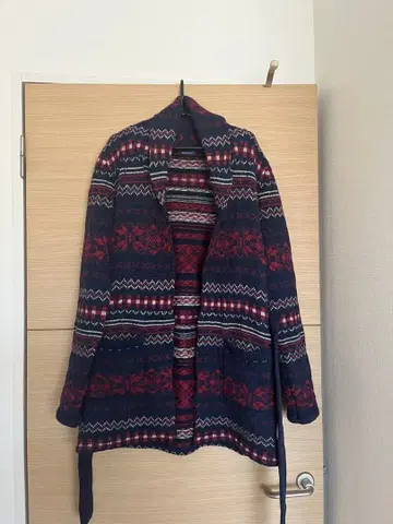 네이비와 레드 기하학 패턴 가디건