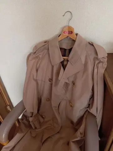 베이지 더블 브레스트 트렌치코트