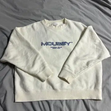 MOUSSY 아이보리 로고 맨투맨